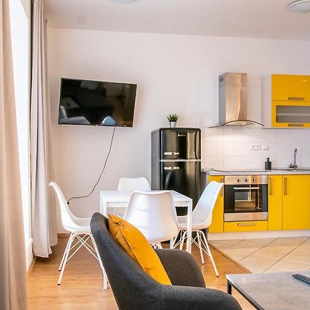Yellow Apartment Ostrava Exterior foto